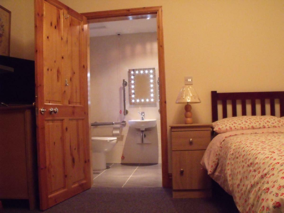 Cosy Ground Floor Disabled Friendly Room In Farm House Llandderfel Exteriör bild