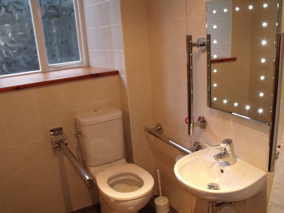 Cosy Ground Floor Disabled Friendly Room In Farm House Llandderfel Exteriör bild